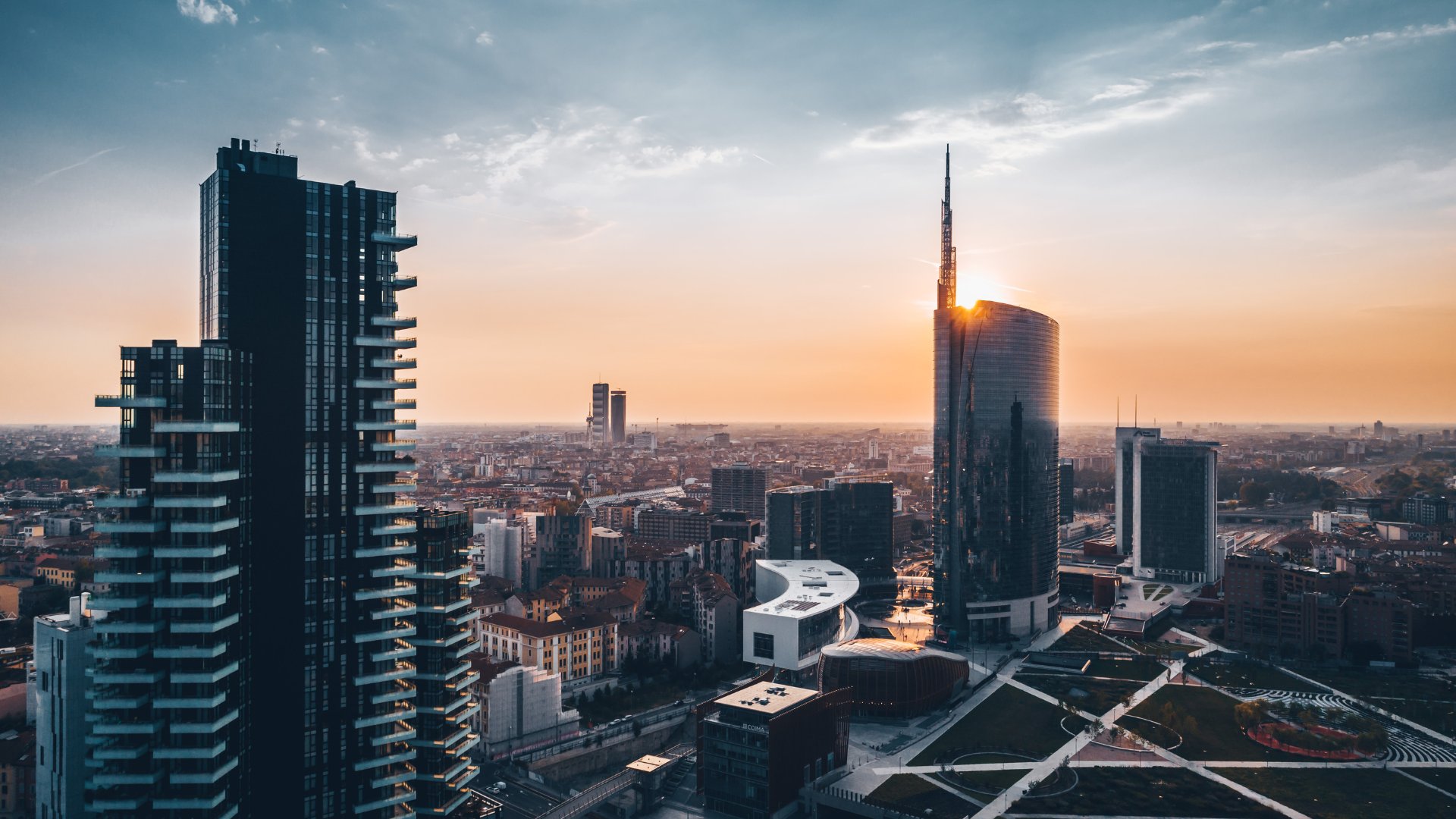 Skyline di Milano al tramonto, grattacieli di Porta Nuova visti dall'alto