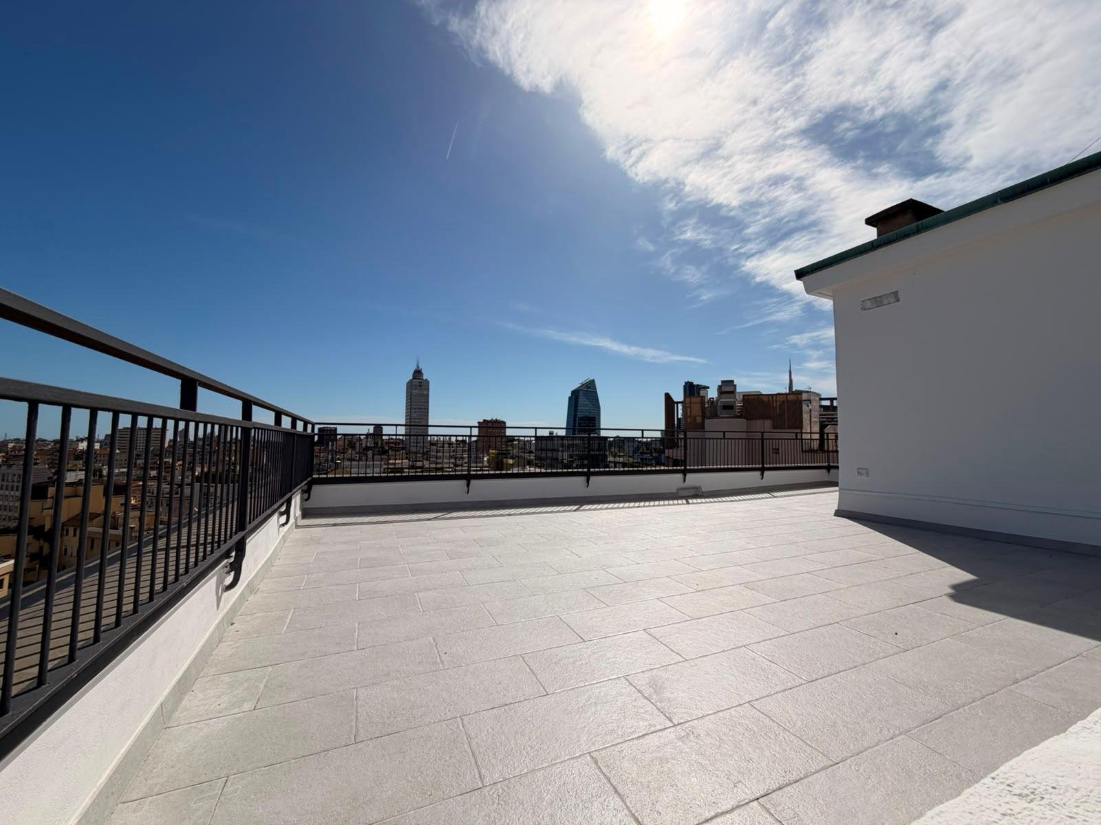 Terrazza Skylab vuota, pronta per essere allestita, con vista su Torre Velasca e BNP Paribas