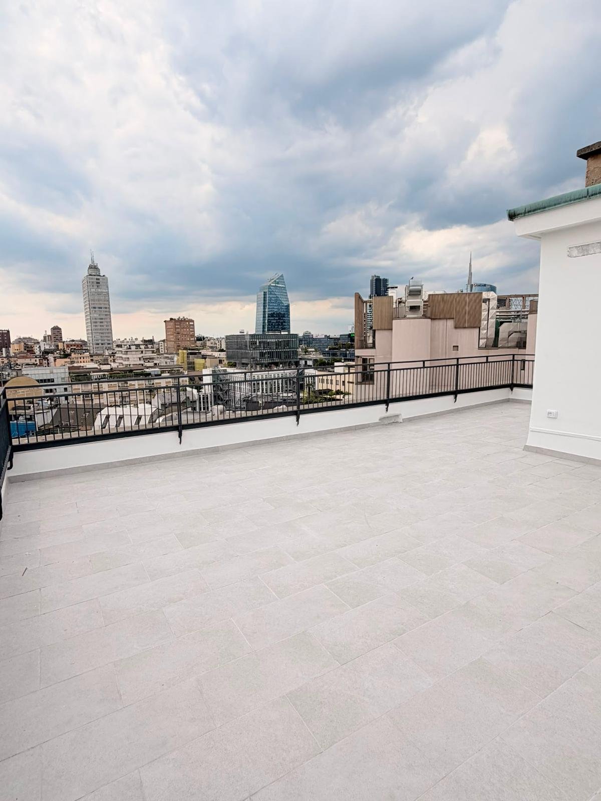 Angolo della terrazza Skylab con cielo nuvoloso e skyline di Milano