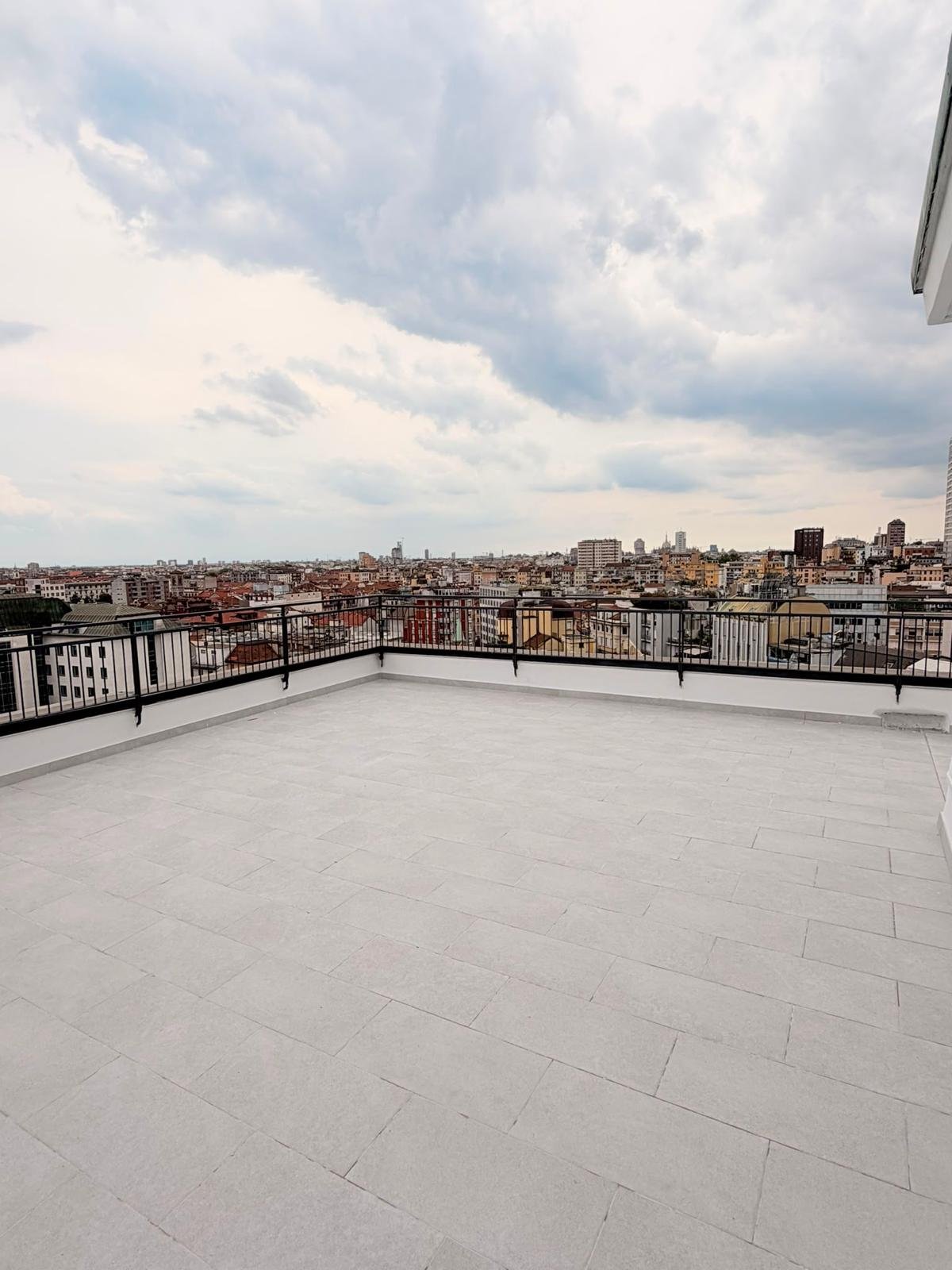 Terrazza Skylab, ampia vista panoramica sui tetti di Milano