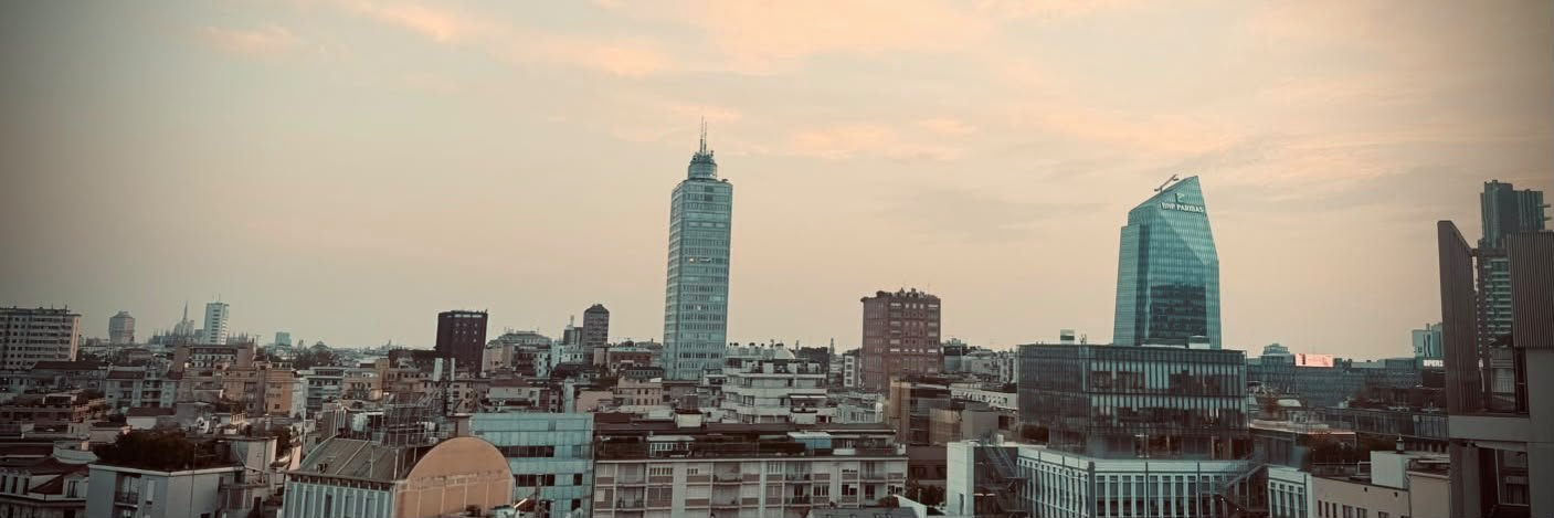Vista panoramica reale su Milano dalla terrazza Skylab, con Torre Velasca e grattacieli sullo sfondo
