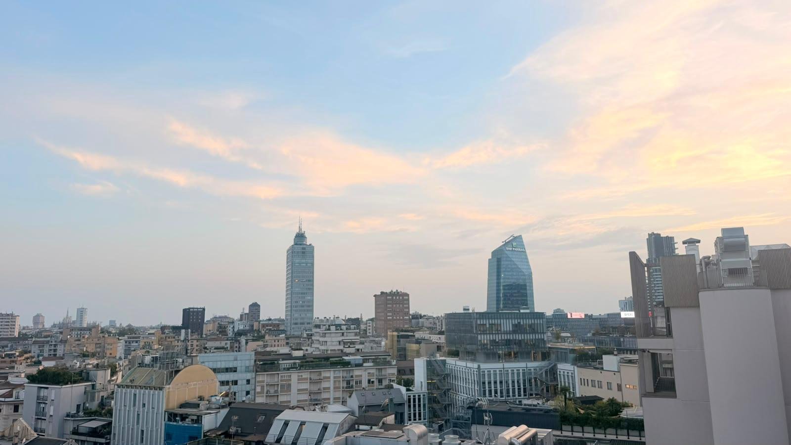 Vista reale dello skyline di Milano dalla terrazza Skylab al tramonto